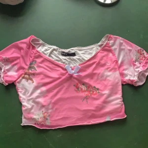 Rosa croptop🌷 - Rosa croptop från shein. Använd vid ett tillfälle så nära nyskick! Storlek 38 men passar även något mindre och större då den är stretchig! Köpare står för frakt💞💞