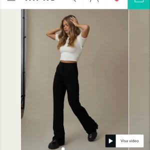 Topp från Hanna Schönberg - Säljer denna slutsålda superfina toppen från Hanna Schönberg x Nakd. Den är sparsamt använd. Säljer för 180kr ink frakt🤍