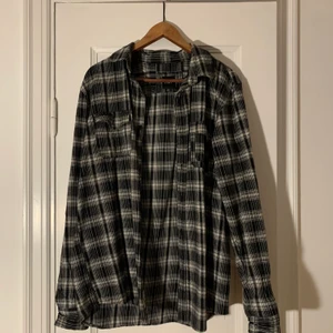 HUF skate shirt  - Rutig skjorta från HUF strl L knappt använd 