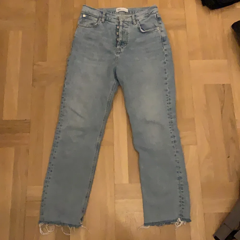 Ljusblåa jeans från Zara i storlek 36. Lappen är borta men de är använda max 3 gånger. Kan mötas upp i Stockholm eller skicka. Ställ gärna frågor om passform, fler bilder mm.. Jeans & Byxor.