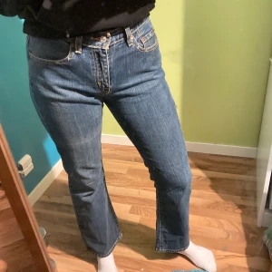 Levis jeans - Jag säljer snygga Levis jeans som är låg midjade. Är något korta vid fötterna tycker jag (är 173). Annars riktigt snygga✨ Pris kan diskuteras 