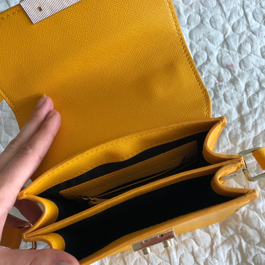 Gul väska med scarf från Zara - 90