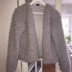  - Lurvig jacka /kofta Perfekt för kalla sommarkvällar! 