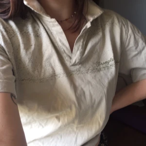 retro wrangler! - så snygg retro wrangler tröja m snygg krage! köpt på beyond retor men tyvärr inte särskilt använd! Storlek s/m