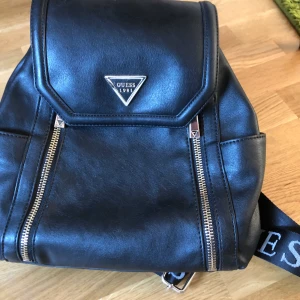 Väska/ryggsäck  - Äkta Guess 