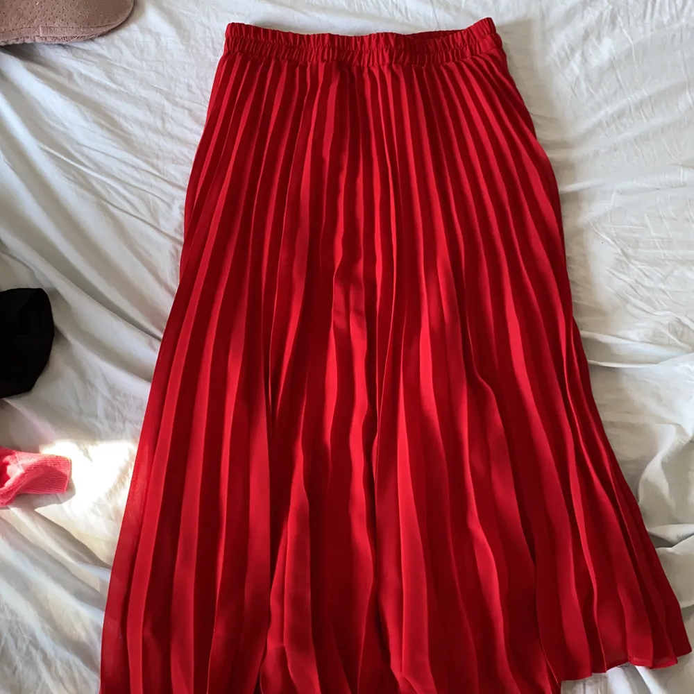 Jag säljer en röd plisserad kjol i storlek S som knappt används då jag råkade beställa två. Just plisserade kjolar är väldigt inne just nu.. Kjolar.