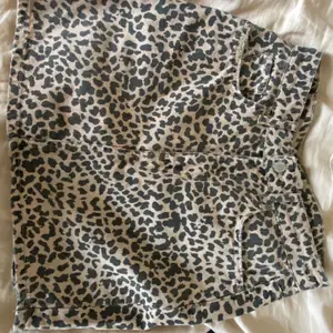 Snygg leopard kjol från gina storlek 36, använd fåtal gånger. Säljer för 100 kr + frakt