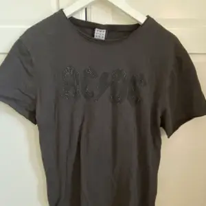 T-shirt som är lite oversize i storlek M, från nakd. Säljer för 60 kr inkl frakt
