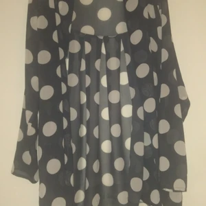 Monki kaftan/kimono - Storprickig halvlång kaftan/kimono från Monki. Färgen är dovt petrol med vita prickar, och materialet är genomskinlig polyester. Flera år gammal men sparsamt använd! 