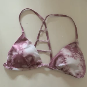 Tiedye bikini från Forever21  - Jättefin tiedye bikini från Forever21 som tyvärr är för liten. Vit/lila tiedye, använd fåtal gånger. Inlägg är kvar, passar troligtvis bäst S. Köparen står för frakt