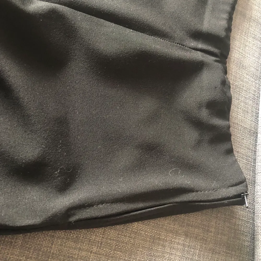Säljer dessa superfina svarta kostymbyxor som passar till allt! 🥰 De är i storlek XS och är endast använda 1-2 gånger. Om flera är intresserade blir det budgivning som startar på 75kr ❤️☺️ (budgivning avslutas 23/6. bjuder på frakt över 100kr) 💕. Jeans & Byxor.