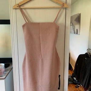 Sommar klänning  - Riktigt snygg klänning från Nelly. Tyvärr lite liten i storlek är en S men som XS, där av säljer jag den. Aldrig använd. Köparen står själv för frakten