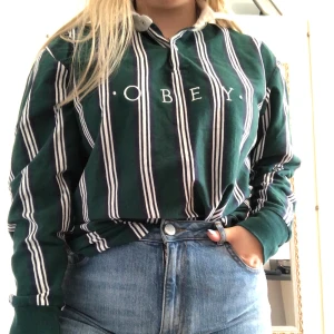 OBEY - långarmad tröja - Såå fin tröja med krage från Obey. Herrstrolek M men passar både herr o dam. Går sjävklart att cropa. Pris kan diskuteras.