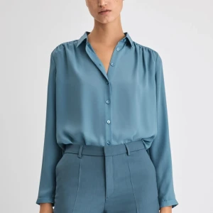 Filippa K marielle top ljusblå - Filippa K top marielle, ljusblå använd 1 gång. Säljes p.g.a för stor storlek. Ordinarie pris 1400