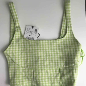 - Den SNYGGASTE toppen från Zara passa både S och XS😍 helt ny med prislappar kvar!!!! Slutsåld på flera ställen😇 frakt tillkommer!! BUD på 180kr + frakt SLUTAR ONSDAG 19