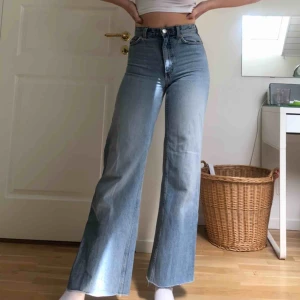  - Mina jeans från Monki, avklippta! Säljer pga börjar bli försmå för mig. Fraktar gärna, och då delar vi på frakten;)