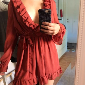 Röd klänning med volanger  - Söt klänning, helt oanvänd! 150:- + frakt. Dm för fler bilder🥰