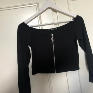 Topp från bik bok - Säljer denna topp från bikbok lite offshoulder med en dragskedja. Jätte fin och perfekt nu får sommar och sommarkvällar. Storlek S🖤 ❌ köparen står för frakt❌