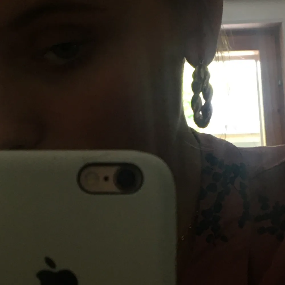 Ett par stora örhängen, perfekt inför fest✨De är från H&M och jag har inte använt de så ofta, då jag inte gillar så stora örhängen. Men jag tycker det är så fina!!!!!. Accessoarer.