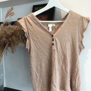 Beige topp - Beige topp, passar storlek XS-S, köparen står för frakt (44kr) 📦⚡️