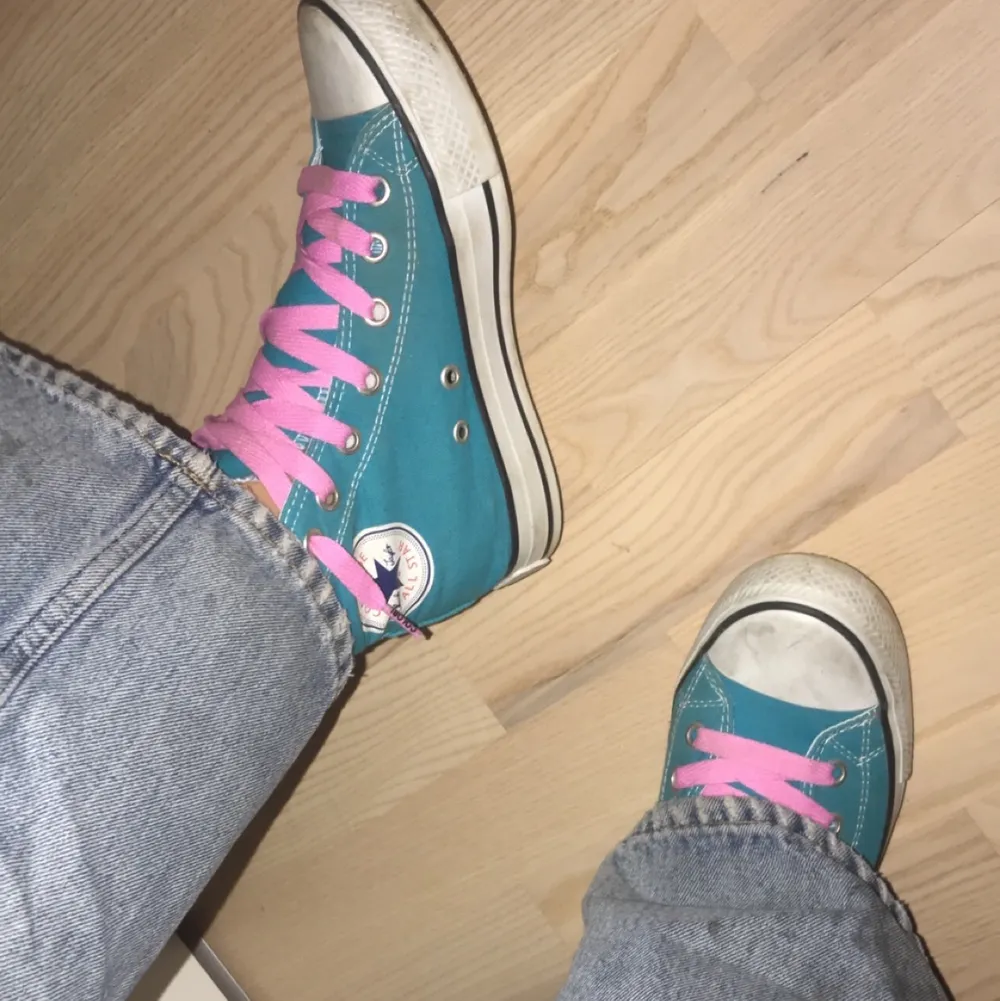 Mina trogna, coola converse som söker ett nytt hem pga att jag har växt ur dom. Väldigt fräscha och en ascool sula. Funderar du över nått så är de bara att fråga✨köparen står för frakt ✨högsta bud:285. Skor.