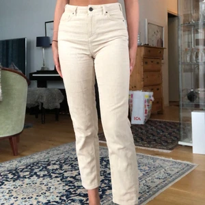 Manchester byxor, Urban outfitters, w.26 - Creme vita manchester byxor. Säljer då de är en aning för korta på mig som är 171cm. Frakt tillkommer