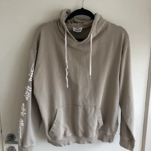 MADLADYxRibecka hoodie beige - Youtubern Ribeckas kollektion med MADLADY. Köpt för 499kr. Är storlek S men passar även M