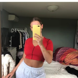 Röd topp - Säljer denna fina röda topp eftersom den inte används.