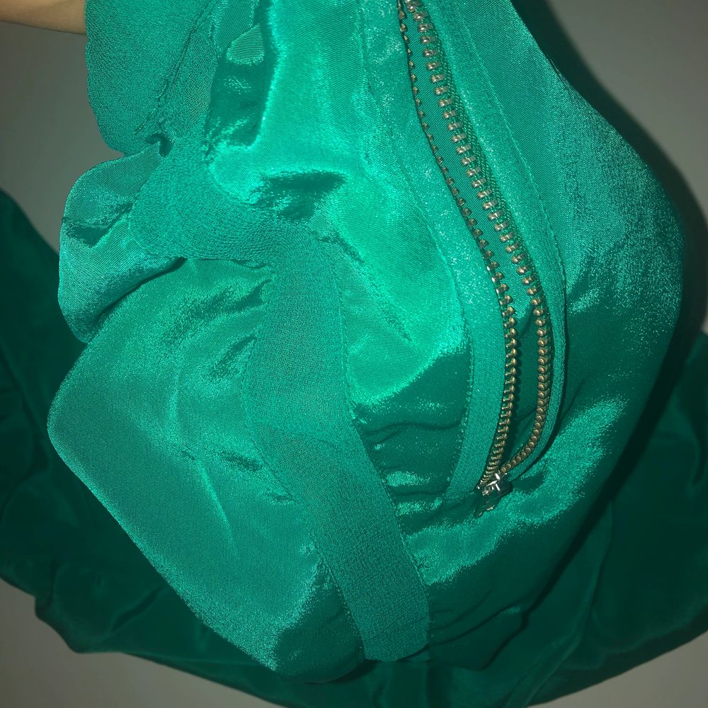 helt nya byxor som bara legat i garderoben och väntat in en ny ägare som kan börja använda dom! as snygga på har tyvärr för mycket kläder därav försäljning.. sitter som en jogging bagging kostymbyxa med lite transparenta revärer på sidorna och stuprör ner. Jeans & Byxor.