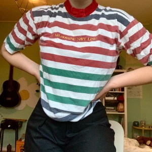 Randig t-shirt - Skitcoom randig t-shirt med hög krage. Tröjan har ”Melbourne navy line” inbroderat. Säljer för att det inte är min stil längre🍄✨ frakt tillkommer!!