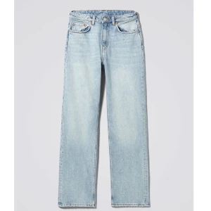 Weekday jeans voyage  - Säljer mina weekday jeans i modellen voyage i färgen spring blue!! Jeansen i den här färgen är slutsåld i butik så ta er chans!!🥰  frakt tillkommer på cirka 90kr.