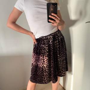 Säljer en härlig och fin kjol i leopard velvet. Endast använd ett fåtal gånger så är i fint skick, är 160 cm 📦Spårbar frakt 63kr