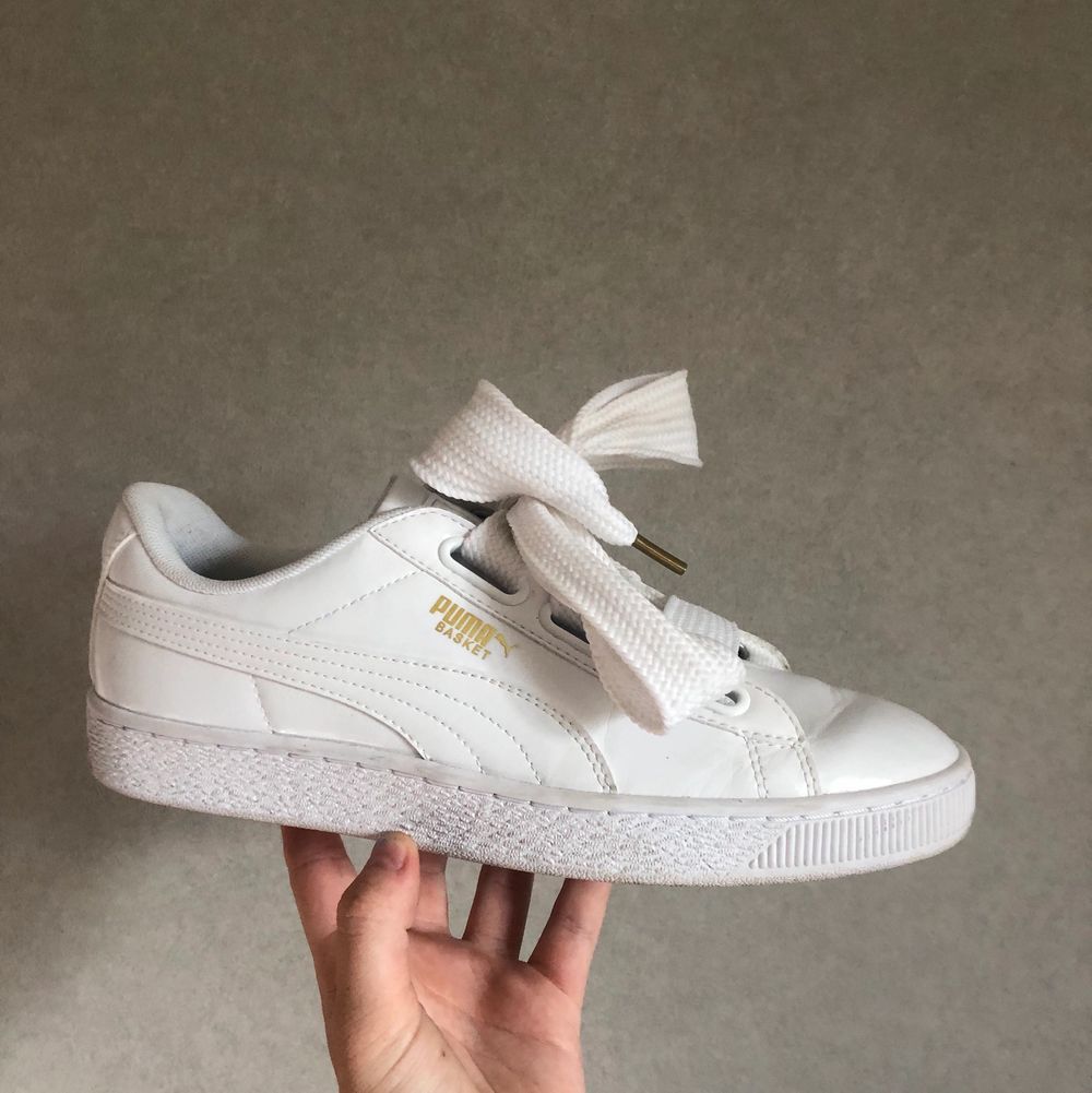 Intressekoll på dessa SKITSNYGGA (!!) vita puma basket ”lack” sneakers, de kommer med tjockt snöre både i tyg och ”silke”. Säljer pga fel storlek, skorna är sparsamt använda (prislapp finns kvar) o nypriset var 999 kr. Budgivning startar på 300 kr!🦋. Skor.