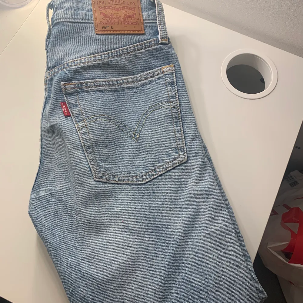 Ett par superfina Levis jeans som tyvärr blivit försmå. Modellen 501 skinny i en ljusblå färg. Tror storleken är W24 L28. Passar mig som är 164. Endast använda 1-2 gånger så skulle säga att de är som nya. Kom med egna bud. Original pris 1000kr!. Jeans & Byxor.