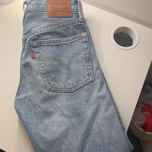 Ett par superfina Levis jeans som tyvärr blivit försmå. Modellen 501 skinny i en ljusblå färg. Tror storleken är W24 L28. Passar mig som är 164. Endast använda 1-2 gånger så skulle säga att de är som nya. Kom med egna bud. Original pris 1000kr!