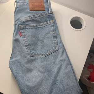 Levis 501 skinny jeans - Ett par superfina Levis jeans som tyvärr blivit försmå. Modellen 501 skinny i en ljusblå färg. Tror storleken är W24 L28. Passar mig som är 164. Endast använda 1-2 gånger så skulle säga att de är som nya. Kom med egna bud. Original pris 1000kr!