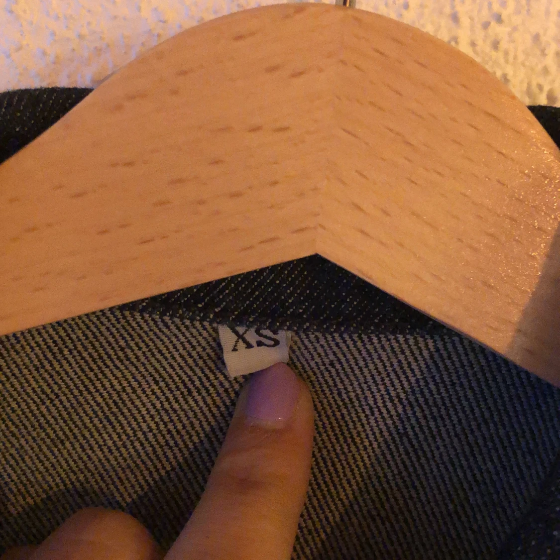 Mörk jeansjacka med nitar - 90