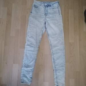 Jättefina högmidjade ljusa jeans,, skit snygga nu till sommaren men ljusa jeans!🌸Jag skulle säga att de passar en M🌸 