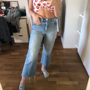 Zara jeans - Somriga jeans från Zara. Använda fåtalet gånger så i väldigt bra skick! Kortare ben och ”trådar” nedtill, de bild 2&3. Superfina!