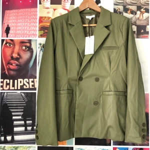 Kavaj i veganskt läder/skinn - Kavaj från emory park, köpt från Dolls Kill. Helt oanvänd med tag kvar. Materialet är veganskt, storlek M. Slutsåld online. Inklusive frakt 