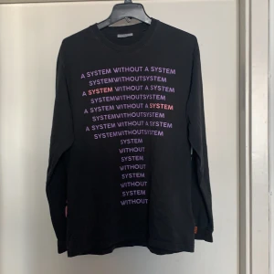 Vailent Longsleeve - använd men i superskick! Otroligt skön att ha på sig och passar S-L beroende på hur man vill att den ska sitta