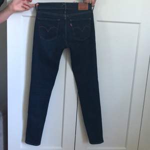 Low waisted jeans från levi’s, storlek 27. Använda max 10 gånger, väldigt sköna!!!!