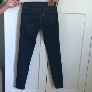 Low waist Levi’s jeans, storlek 27 - Low waisted jeans från levi’s, storlek 27. Använda max 10 gånger, väldigt sköna!!!!