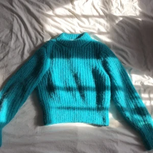Blå stickad tröja - En härligt blå tröja från HM🌟 använd endast en gång. köparen står för frakten🧡 Tröjan är i XS men passar även den som är S och M