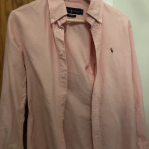 Rosa Ralph Lauren skjorta - I nyskick! Supersnygg och somrig färg. Nypris runt 1100 kr