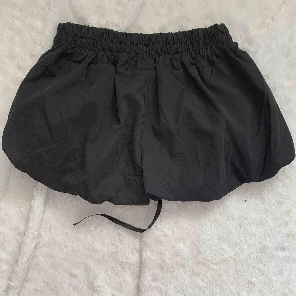 Nya shorts marinblå  sydda som ballong  i silke material , fodrade, storlek xs. Shorts.