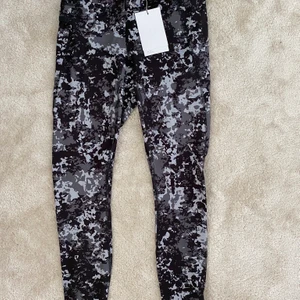 Nya Peak Performance tights - Nya träningstights från peak performance i grå/svart kamouflage, strl S. Nypris 899kr. Kan mötas upp i Västerås annars står köparen för frakt. 