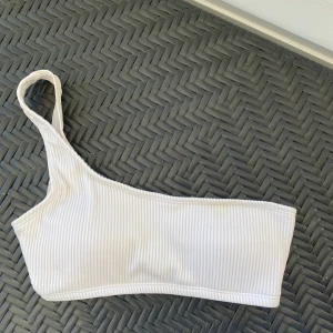 Vit bikini xs/s - Använd väldigt sparsamt och skick skulle jag säga är 8/10, frakt ingår i priset💞