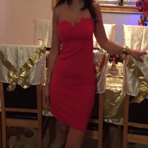 Klänning  - Röda klänning använt bara för några timma 