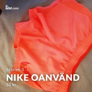 Nike Small  - Oanvänd. Den är ljus orange färg 